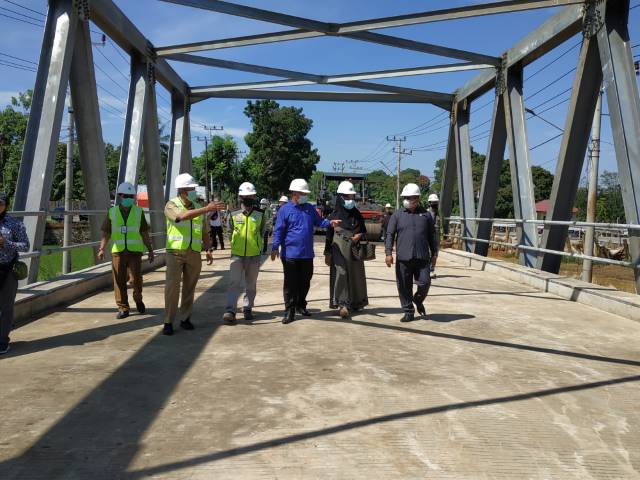 MONITORING: Ketua dan Anggota Komisi III DPRD Tanah Laut melakukan monitoring pembangunan jembatan tabunio 2 di kelurahan pabahanan. | Foto: Norsalim Yahya/Radar Banjarmasin