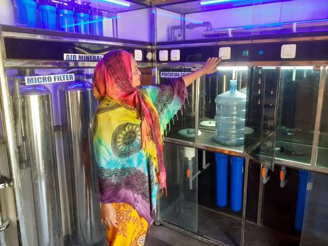 UNIT USAHA: Pengisian air minum isi ulang sistem RO (reverse osmosis) yang dikelola oleh Madrasah Nurul Iman Desa Wilas Kecamatan Kelumpang Utara Kabupaten.