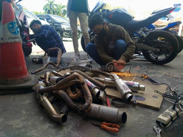 AGAR JERA: Pemilik knalpot biring diminta Satlantas untuk memotong sendiri knalpotnya. Kalau menolak, maka motor tak boleh dibawa pulang. | FOTO: MAULANA/RADAR BANJARMASIN