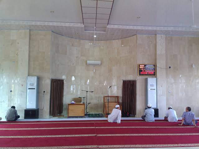 TUNGGU AZAN: Mesjid Imam Syafi’i Banjarmasin menggantikan kegiatan itikaf dengan salat malam di sepuluh hari terakhir Ramadan.