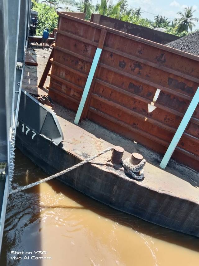 MASIH AMAN: Tongkang bermuatan batu bara yang lepas kendali dan terbawa arus Sungai Barito menghantam jembatan di Sungai Telan.