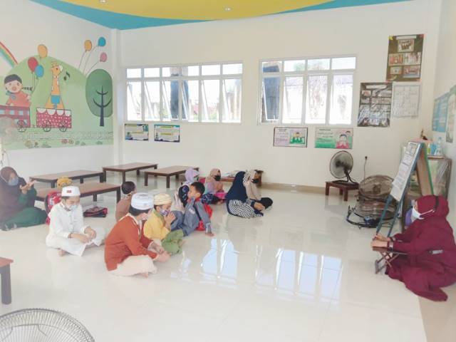 BELAJAR BERSAMA: Suasana mengaji Al Quran di TPA MHM Banjarmasin, kemarin (3/5).