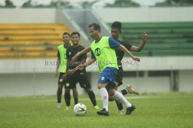 SENANG: Pelatih Barito Putera Djajang Nurjaman menikmati fun match bersama para legenda Barito Putera.