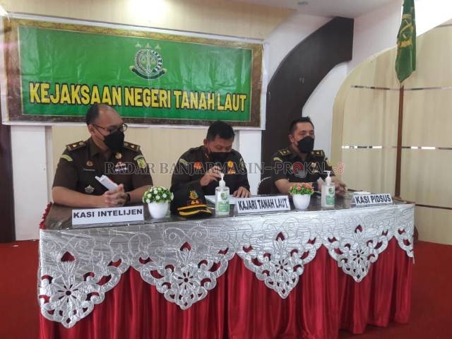 KORUPSI : Kepala Kejari Tanah Laut Ramadani, SH., MH didampingi Kasi Intelejen dan Kasi Pidsus melakukan konferensi pers penetapan tersangka baru kasus korupsi APBDes Ambawang