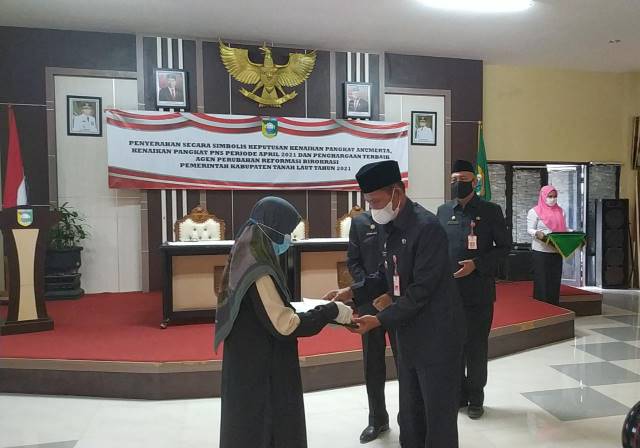 PENGHARGAAN: Bupati Tanah Laut H M Sukamta serahkan penghargaan kepada ahli waris almarhum H M Zakariya.