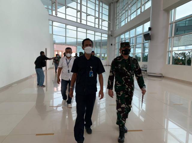 CEK AREA: Aparat TNI mengecek area bandara menyambut pelarangan mudik. | Foto: Muhammad Rifani/Radar Banjarmasin