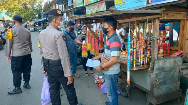 DISITA: Jajaran Polres HSS saat menyisir penjual petasan dan kembang api di Kandangan.