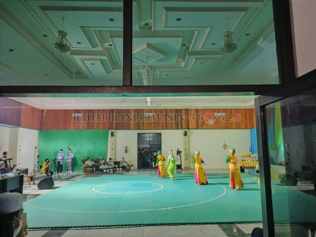 LOMBA: Dinas Pariwisata Pemuda dan Olahraga (Disparpora) Kotabaru mengadakan lomba tari kreasi bernuansa islami dan lomba beduk kreatif di Gedung Abdi Negara Kotabaru, Jumat (7/5) malam. | FOTO: JUMAIN/RADAR BANJARMASIN