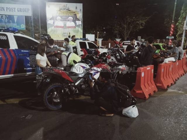 DITILANG: Inilah puluhan sepeda motor dengan knalpot brong yang terjaring Satlantas Polresta Banjarmasin di Jalan Sudirman. Kebanyakan dari pengendara itu masih remaja.