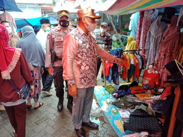 ANTISIPASI: Tim Satgas Covid Kecamatan Kusan Hilir gencar melakukan sosialisasi dan penegakan aturan protokol kesehatan di ruang publik.