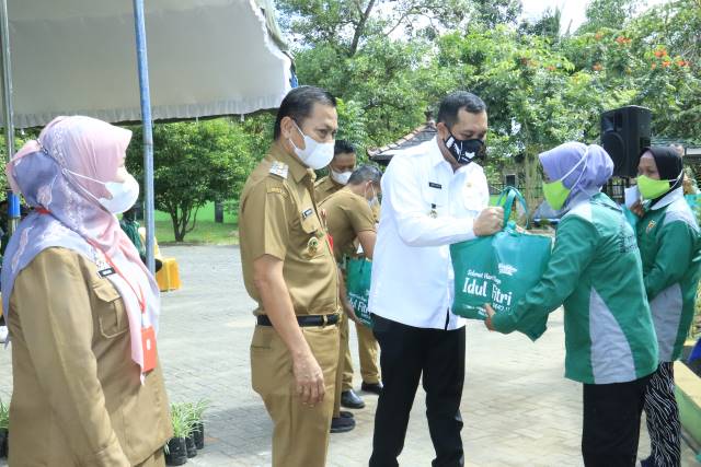 KEPEDULIAN: Wali Kota Banjarbaru H M Aditya Mufti Ariffin SH MH didampingi Wakil Wali Kota Banjarbaru Wartono SE saat menghadiri pemberian sembako dan THR kepada pekerja taman di Dinas Perumahan dan Permukiman Kota Banjarbaru, Selasa (11/5) tadi. | FOTO: