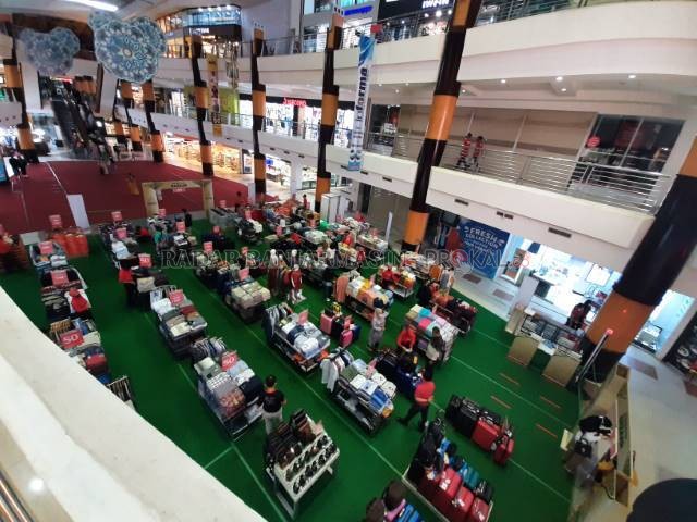 SEPI: Meski kembali dibuka, Duta Mall tetap sepi. Tampak dalam foto konter pakaian diskon yang tidak dikerumuni pengunjung. | FOTO: WAHYU RAMADHAN/RADAR BANJARMASIN