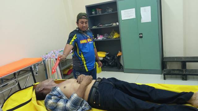 OLAH TKP: Polisi belum menyimpulkan penyebab kematian tukang servis barang elektronik ini. | FOTO: RELAWAN FOR RADAR BANJARMASIN