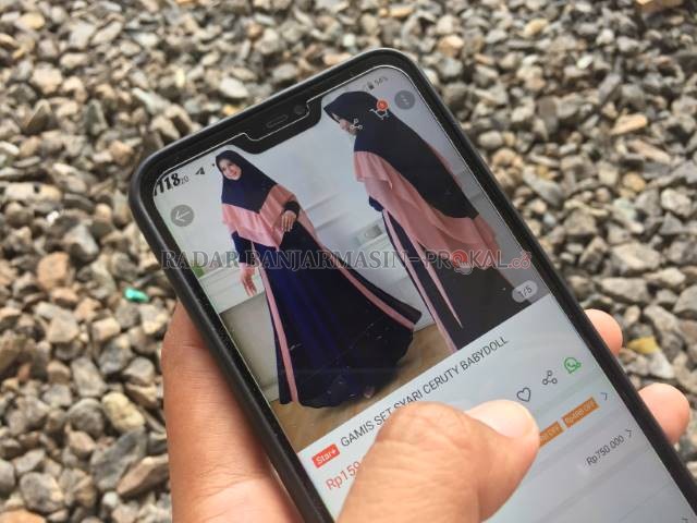 MENINGKAT: Pedagang baju muslim syari alami peningkatan omzet tahun ini. Norfiana (25), owner Viana Collection salah satunya. | FOTO: TIA LALITA NOVITRI/RADAR BANJARMASIN