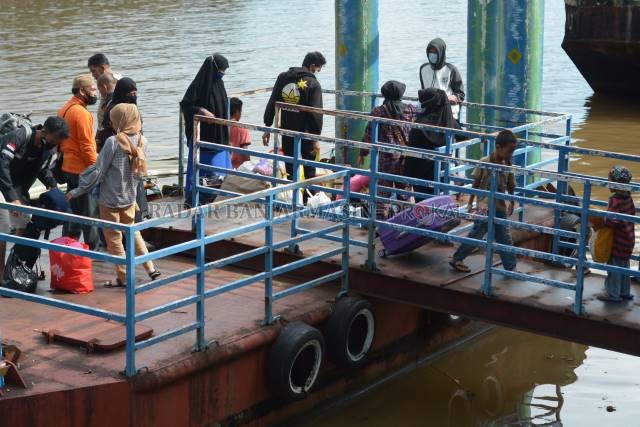 DI DEPAN MATA: Perahu bermotor menurunkan penumpang di dermaga Siring RE Martadinata, seberang Balai Kota Banjarmasin, kemarin (16/5). | FOTO: WAHYU RAMADHAN/RADAR BANJARMASIN