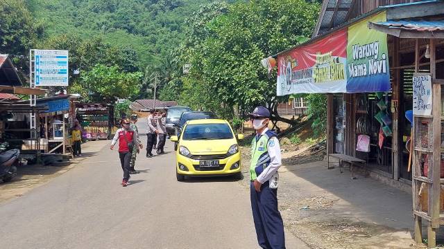 PUTAR BALIK: Petugas gabungan saat meminta calon wisatawan ke KSPN Loksado memutar balik. | FOTO DISPORAPAR HSS FOR RADAR BANJARMASIN.