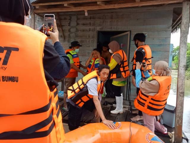KORBAN BANJIR: Petugas BPBD Tanbu melakukan evakuasi ibu hamil pada saat banjir di Desa Sinar Bulan Kecamatan Satui.