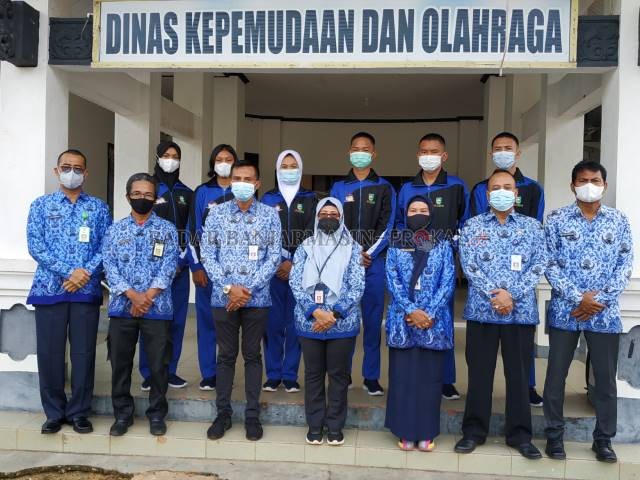 FOTO BERSAMA: Kepala Dispora Tanah Laut Luffiati Uyun, M. Pd dengan Peserta Paskibraka Tanah Laut  yang akan mengikuti seleksi Paskibraka tingkat provinsi dan nasional tahun 2021. | Foto: Norsalim Yahya/Radar Banjarmasin