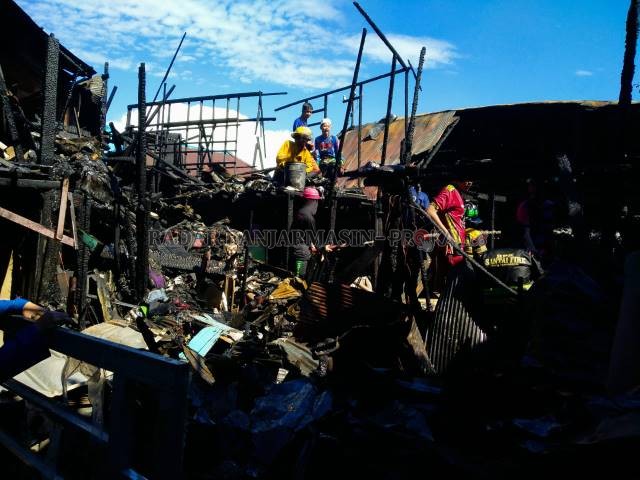 SISA KEBAKARAN: Dua rumah ludes. Lima lainnya mengalami kerusakan. | FOTO: MAULANA/RADAR BANJARMASIN