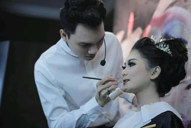 DIBUAT PANGLING: Thalita Nahztasya S saat bertugas di kelas makeup MUA kenamaan di Banjarmasin, Raya Yasmine.