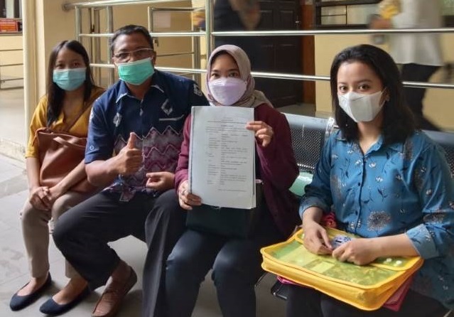 PUTUSAN: ADV Sugeng Ariwibowo bersama anggota LBH KAI memperlihatkan surat MA RI yang diterima.