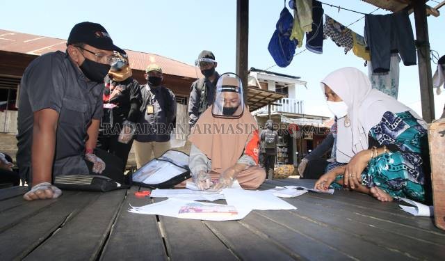 CATAT PEMILIH: Petugas Pemutakhiran Data Pemilih (PPDP) melakukan proses Coklit di salah satu rumah warga di Banjarbaru untuk pilkada beberapa waktu yang lalu. Untuk PSU, DPT masih memakai data yang lama.