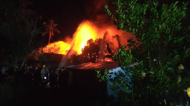 Selasa (19/5) malam sekitar pukul 20.30 Wita, permukiman di Jalan Veteran Gang Baru RT 26 dan Gang Nusa Indah RT 27 diamuk si jago merah.