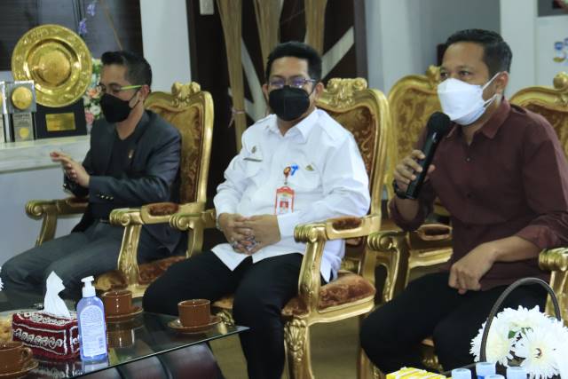 AUDIENSI: Wakil Wali Kota Banjarbaru Wartono SE didampingi Kepala Badan Kesbangpol Kota Banjarbaru Drs H Abdul Malik MSi dan Kepala BPKAD Kota Banjarbaru Jainudin saat beraudiensi dengan KPU Kota Banjarbaru di Ruang Tamu Utama Wali Kota Banjarbaru, kemari