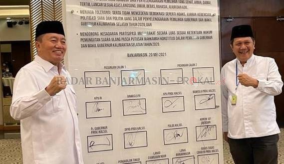 HANYA WAKIL: Muhidin dan Difriadi dalam acara ikrar bersama PSU damai kemarin. | FOTO: M OSCAR FRABY/RADAR BANJARMASIN