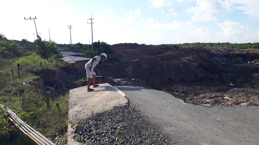 LONGSOR: Jalan Desa Bunati longsor, padahal baru diaspal. Warga protes ke perusahaan tambang yang menambang di sana
