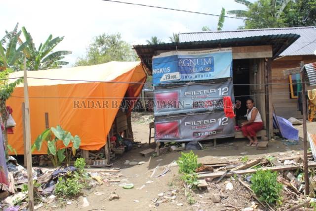 KEHILANGAN RUMAH: Warga Desa Alat yang terdampak banjir di HST tinggal di hunian sementara.  Mereka bakal mendapatkan bantuan untuk pembangunan rumah yang rusak karena banjir. | FOTO: DOK/RADAR BANJARMASIN