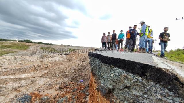 LIHAT KERUSAKAN: Plt Kadis PUPR Tanah Bumbu M Subhan (batik berpeci) meninjau jalan Bunati yang putus, diduga dampak aktivitas tambang. | FOTO: ZAYAN SHODIQIN ABDI/RADAR BANJARMASIN