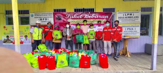 BANTUAN: PT Arutmin bersama mitra kerja di Senakin menyalurkan 552 paket sembako kepada warga desa yang kurang mampu. | FOTO: ARUTMIN FOR RADAR BANJARMASIN