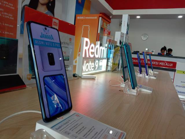 BUKAN UTAMA: Masyarakat Kalsel masih menahan keinginan untuk membeli ponsel baru pasca Lebaran.