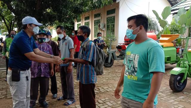 SERAHKAN ALAT: Kepala Dinas Tanaman Pangan, Hortikultura dan Perkebunan (Distanhorbun) Tanah Laut Faried Widyatmoko saat menyerahkan bantuan alat perontok jagung kepada kelompok tani.