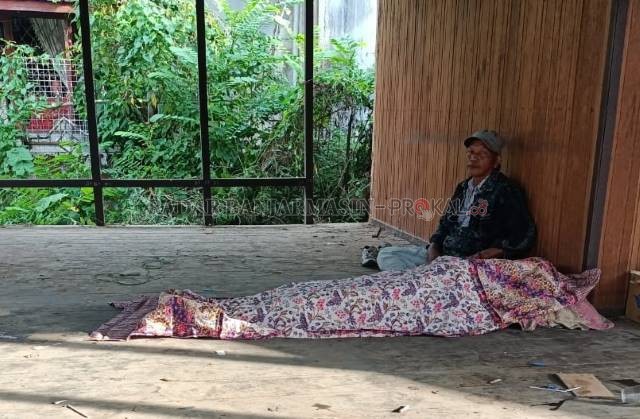MEREGANG NYAWA: Tukang bangunan di salah satu rumah warga di Cempaka meninggal dunia ditimpa pohon ketika sedang istirahat.