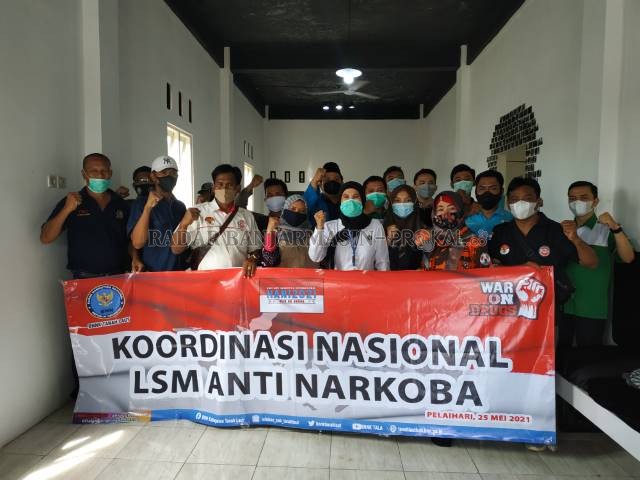 IKUTI RAKORNAS: Foto bersama BNNK Tanah Laut dengan LSM se Tanah Laut. | Foto: Norsalim Yahya/Radar Banjarmasin