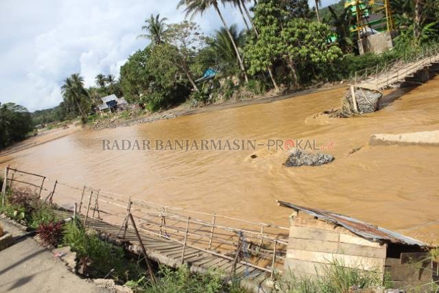 PUTUS LAGI: Jembatan darurat di Desa Alat RT 02, Kecamatan Hantakan putus lagi. Warga setempat meminta bantuan agar segera dibangunkan jembatan lagi. | Foto: JAMALUDDIN/RADAR BANJARMASIN