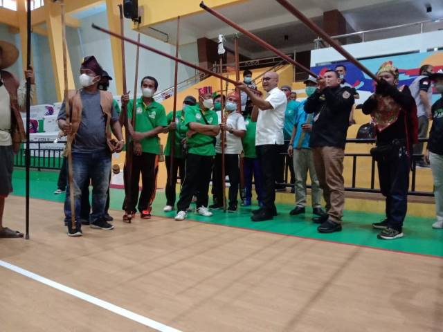 BIDIK SASARAN: Kadispora Kalsel Hermansyah dan perwakilan peserta memperagakan cabor sumpit dalam pembukaan Festival Lima Cabor Kalsel 2021 di GOR Hasanudin HM Banjarmasin, Selasa (25/5).