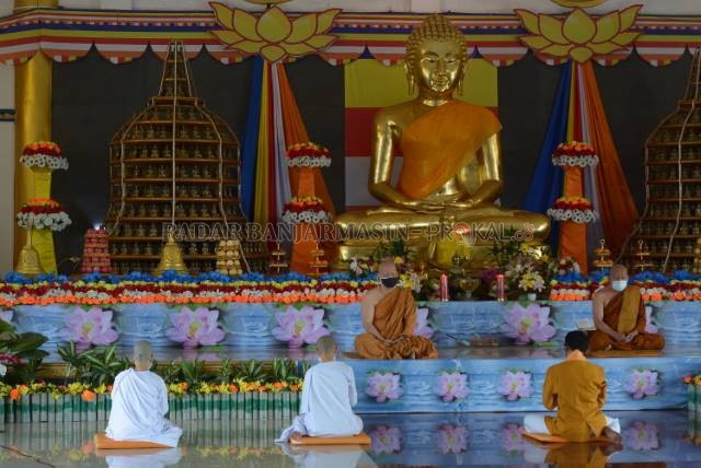 MEDITASI: Umat Buddha di Banjarmasin mengikuti puja bakti Waisak dengan menerapkan protokol pencegahan COVID-19. | FOTO: WAHYU RAMADHAN/RADAR BANJARMASIN