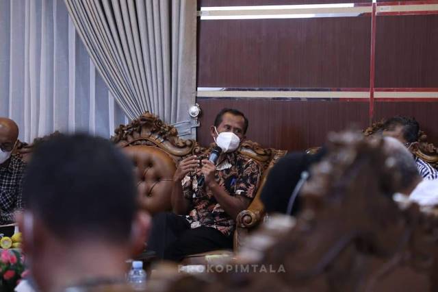 RAPAT EKSPOSE: Bupati Tanah Laut H M Sukamta bersama Tim Anggaran Pemerintah Daerah (TAPD) melakukan rapat ekspose rencana akhir RKPD Tahun 2022.