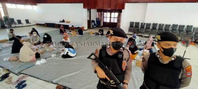 BEKERJA LEMBUR: Pekerja menyortir surat suara di Gedung Wanita Banjarmasin. Surat suara ini akan dipergunakan untuk PSU 9 Juni mendatang. | FOTO: ENDANG SYARIFUDIN/RADAR BANJARMASIN