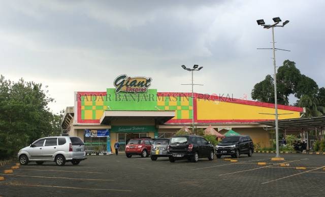 TERANCAM TUTUP: Gerai swalayan Giants Express di Banjarbaru diperkirakan bakal tutup di pertengahan bulan Juli 2021 nanti. | FOTO: MUHAMMAD RIFANI/RADAR BANJARMASIN