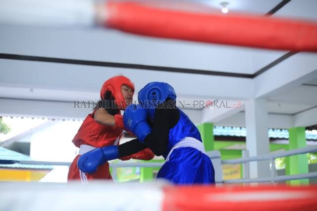SELEKSI: Para petinju seleksi Popda Banjarmasin melakukan uji tanding di atas ring di Sasana Wisma Antasari, Banjarmasin.
