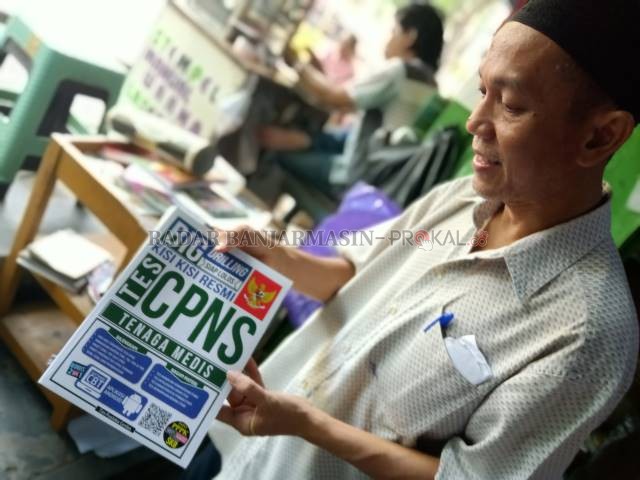 BAKAL RAMAI LAGI: Pemilik toko buku di Banjarmasin memperlihatkan buku yang paling dicari di musim CPNS. Tahun ini jadwal pelaksanaan CPNS masih belum dipastikan. | FOTO: DOK/RADAR BANJARMASIN