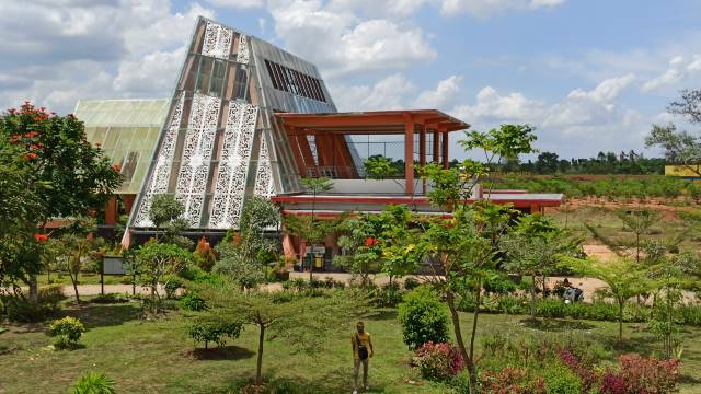 BUKA LAGI: Kebun Raya Banua (KRB) milik Pemprov Kalsel kini dibuka kembali. Kebun yang berlokasi tidak jauh dari Sekretariat Daerah Provinsi (Setdaprov) Kalsel tersebut dibuka setelah pengelola mendapatkan izin dari Satgas Penanganan Covid-19 Kota Banjarb