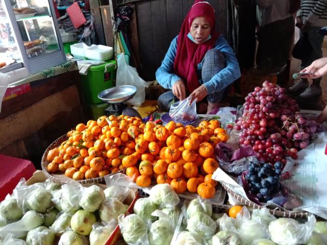 LAYANI PEMBELI: Pedagang buah-buahan mengakui jualannya semakin cepat laris dibeli pembeli, terutama saat cuaca panas.