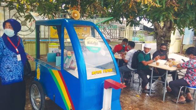 TEROBOSAN: Tua dan muda duduk bersama membaca sambil menyeruput kopi gratis dari pengelolaan perpus di SMK Shalatiyah Bitin. | Foto: Istimewa untuk Radar Banjarmasin
