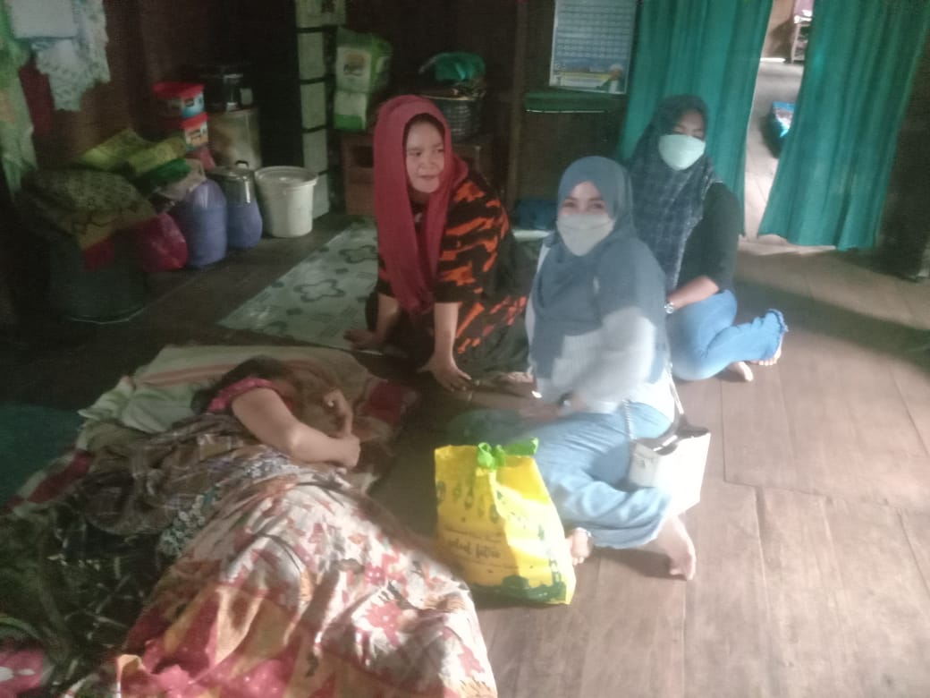 BLUSUKAN : Ketua TP-PKK Balangan, Sri Huriyati Hadi (kanan) saat mengunjungi warga yang membutuhkan. | FOTO: AGUS FOR RADAR BANJARMASIN.