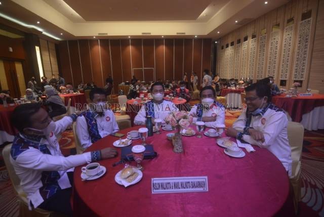 SAH: Ibnu Sina dan Arifin Noor pada rapat pleno yang digelar di G